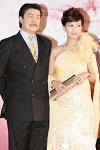 赵雅芝夫妇携手亮相