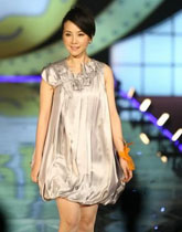 艾美影后何琳惊艳亮相