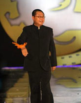范伟笑容可掬