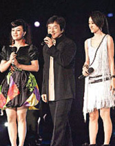 成龙带领女星合唱