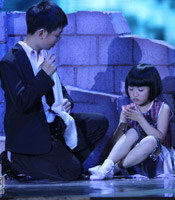 小魔术师表演“抗震”