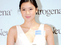 乐基儿低胸短裙隐现春光