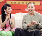 萨顶顶听歌合不拢嘴