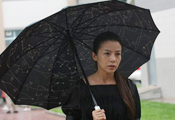 朱迅黑色素服冒雨致哀