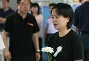 鞠萍手持鲜花送别罗京
