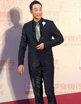 任达华西装笔挺