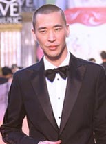黄立行黑领结中规中矩 