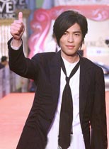 人气王萧敬腾帅气登场