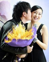 夫妻公开大秀甜蜜