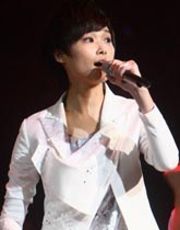 春春一袭白衣亮相