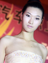 女模皮肤白皙走秀