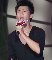 邓安奇卖力演出