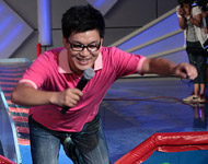 主持人李锐被“偷袭”