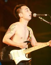 短路乐队主唱撕衣狂野献唱