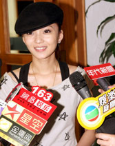 面对媒体访问露尴尬笑容