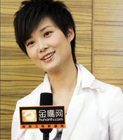李宇春受访小动作多