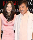 成龙率新七小福亮相