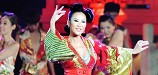 CoCo与观众同赏月唱曲