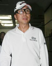 冯巩低调现身医院