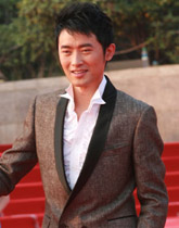 任泉帅气亮相
