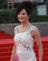 陶红白衣亮相