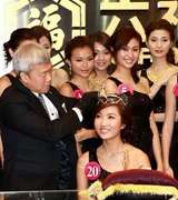 董汶宜试戴160万后冠