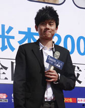 张杰微露笑容