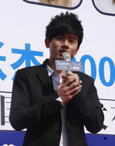 张杰认真回答主持人提问