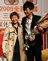 龙丹妮亲自加油鼓劲