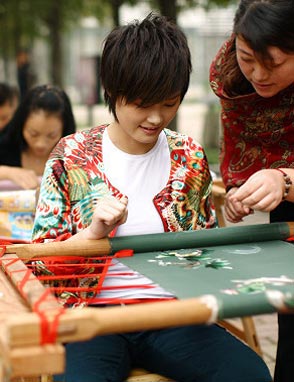 李宇春回家乡拍写真 学习蜀绣有模有样