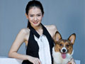 戚薇与爱犬同登封面
