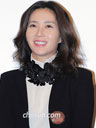 宋允儿婚后甜蜜亮相 出席首映