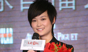 李宇春拍《十月围城》受伤 被赞打戏媲美甄子丹