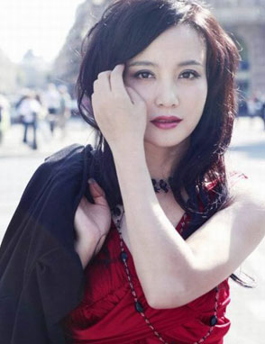 陶红现身巴黎街头 演绎东方妩媚风情