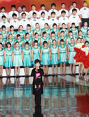 李谷一与中学生欢歌