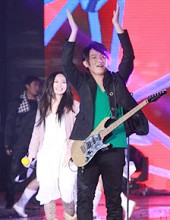 飞儿乐队串烧演唱 