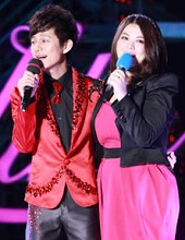 何炅牵手李湘演唱情歌
