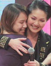 杨千嬅与fans拥抱