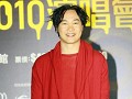 陈奕迅惹眼火红装雷人