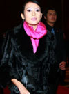 章子怡泼墨门后首亮相