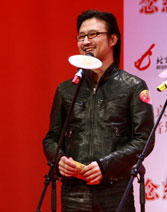 汪峰开心出席