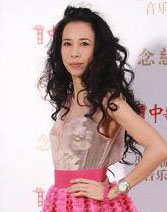 莫文蔚展修长美腿 