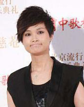 李宇春招手 