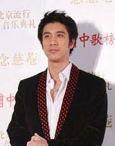 王力宏有些憔悴 
