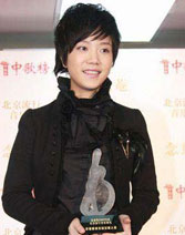 李霄云手托奖杯