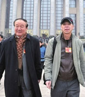 冯小刚和蒋效愚并肩上会