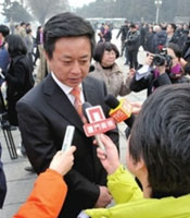 媒体记者围堵朱军