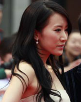 李念披肩长卷发妩媚动人