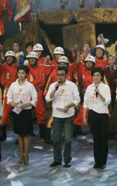 主持人身着爱心T恤登场