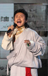 藏族歌手容中尔甲献唱